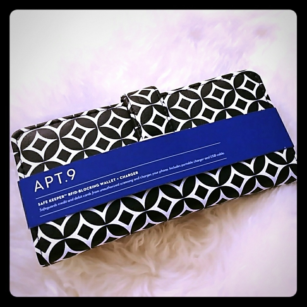NWT. Apt 9 RFID Blocking Wallet With Charger